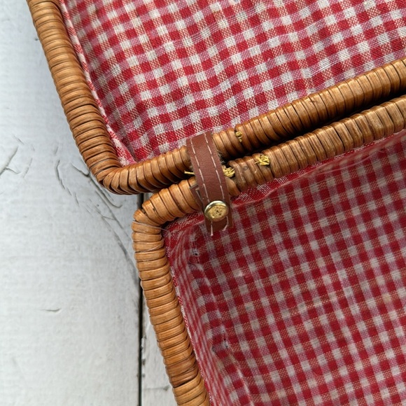 Vintage Wicker Picnic Basket Purse with Handles - Picture 3 of 8